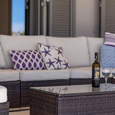 فيلة Robola Mavrata